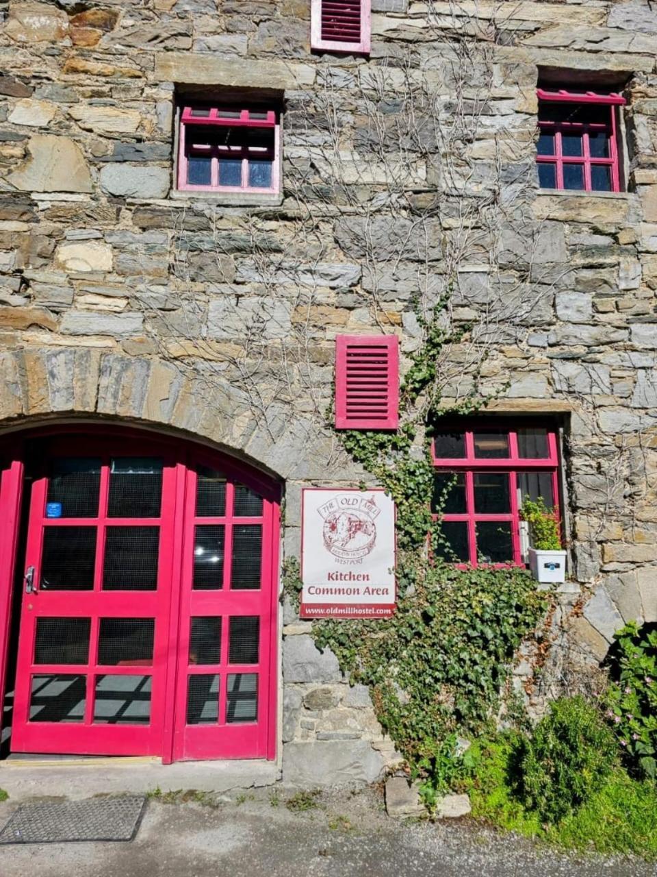 Old Mill Holiday Hostel Westport Eksteriør bilde